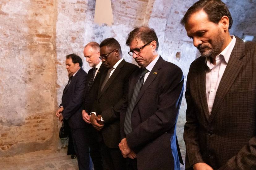 En présence du Président ukrainien Volodymyr Zelensky et son épouse, le Chargé d'affaires Ahmed Ouail,